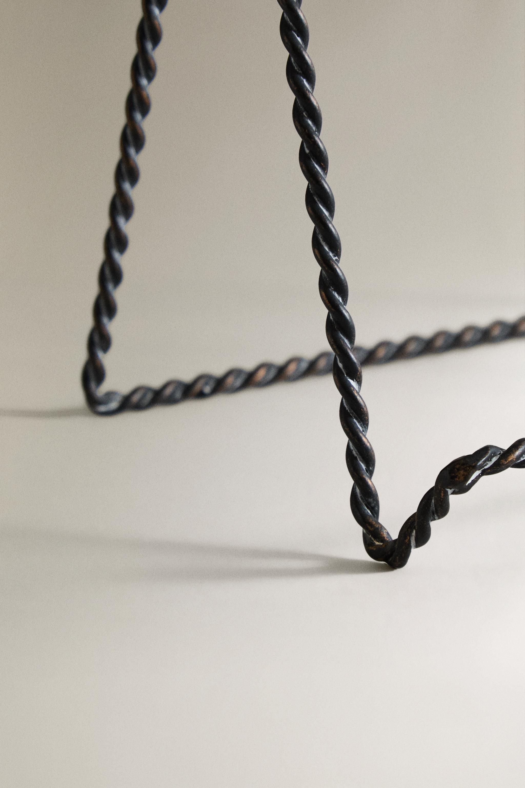 BRAIDED METAL DISPLAY